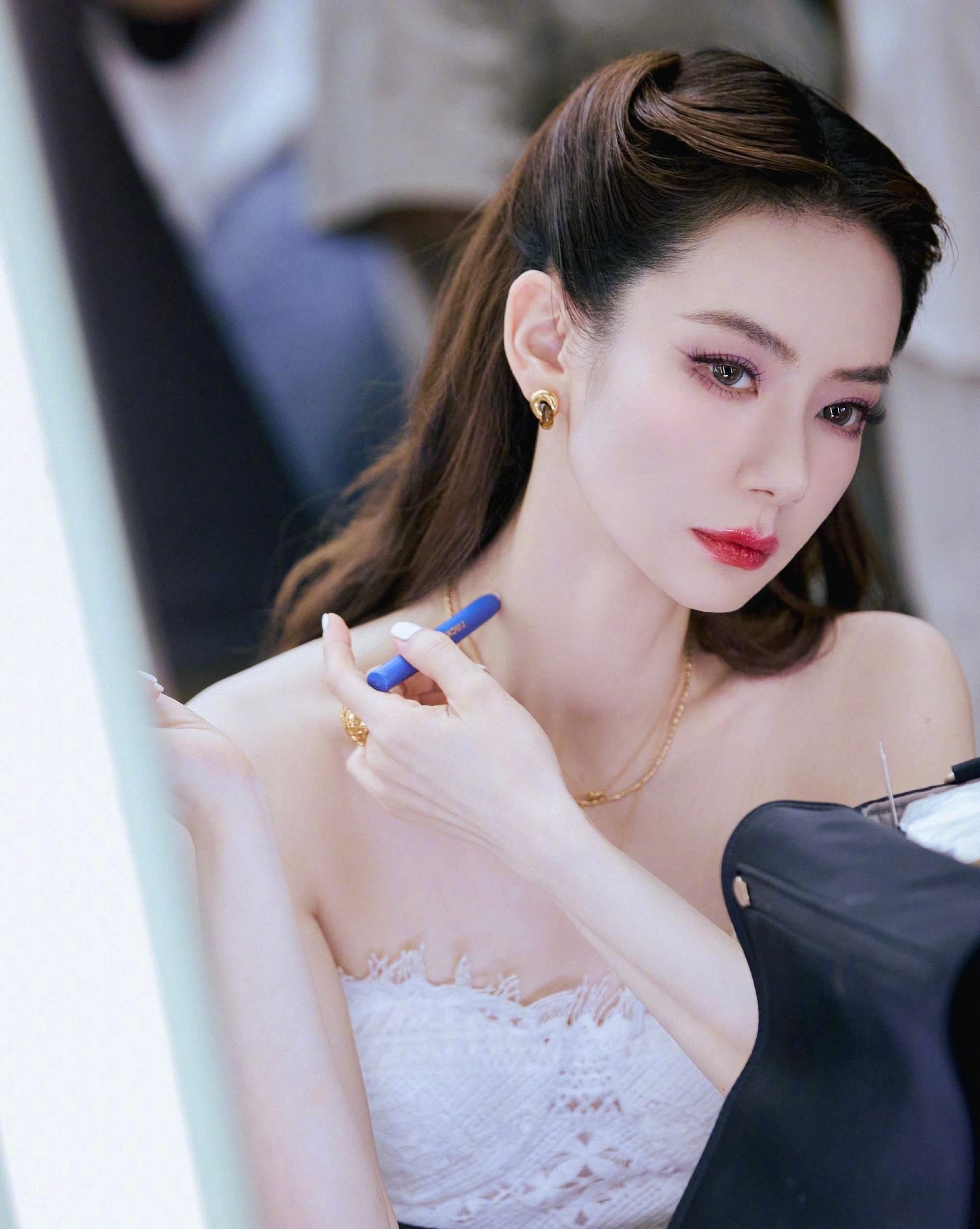 戚薇的蜕变就像一部现实版的大女主爽文——直播时直接怼脸拍素颜，指着眼角的疤说：