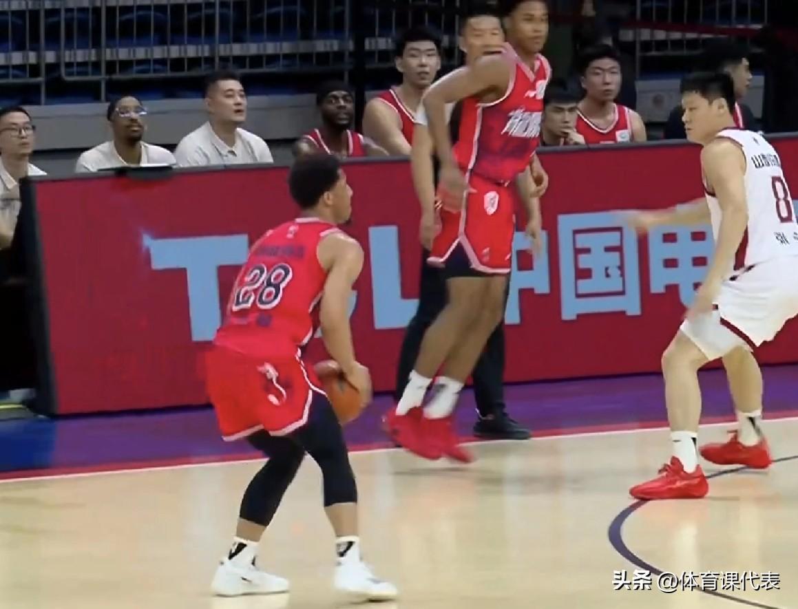 霍乐迪、盖伊得分互爆，迪亚洛缺阵，广州男篮半场领先山西11分！北京时间2026年