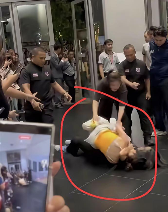 在泰国追星被打女生发文了，果然没有一顿打是白挨的。

中国女生泰国追星，被安保区