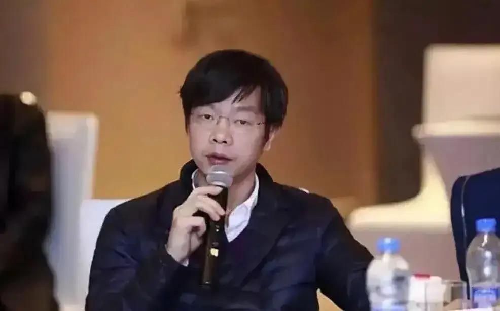 张奇学历不高，外表看上去就像路人甲，毫不起眼，但他却跟着刘强东白手起家，从最初的