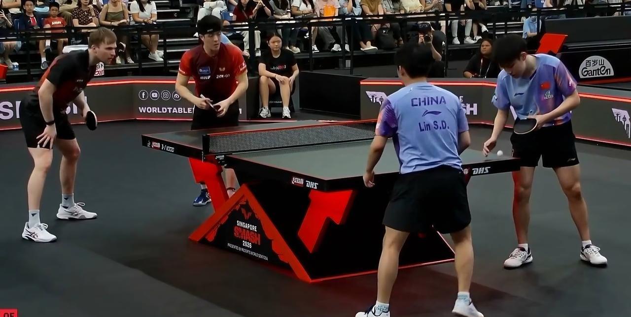 在先失一局的情况下，
林诗栋与黄友政的男双以3-2战胜邱党与杜达，
晋级男双半决