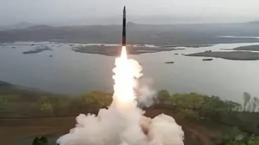 朝鲜向日本海发射了一枚弹道导弹
       7月12日朝鲜民主主义人民共和国向