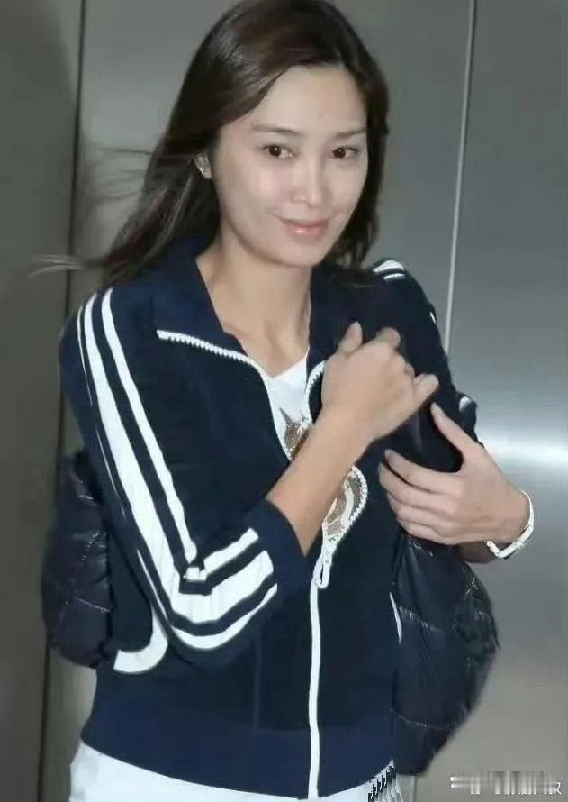 李克勤的妻子曾是空姐，身材好，平时爱穿休闲装，不化妆也漂亮，走路很有气质 ​​​