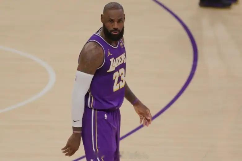 詹姆斯从不为数据打球?今天在湖人队对太阳队的比赛中，发生了有趣的一幕。在前三节，