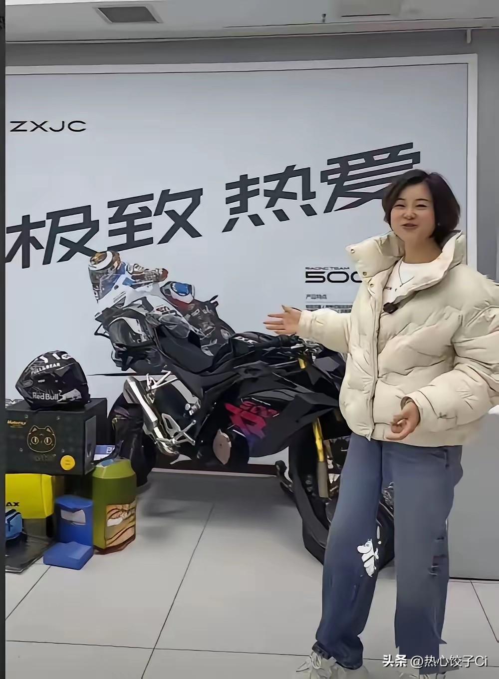 张雪的成功，离不开妻子的支持和陪伴，人人都说他伟大！而她却说，其实我也没有多伟大