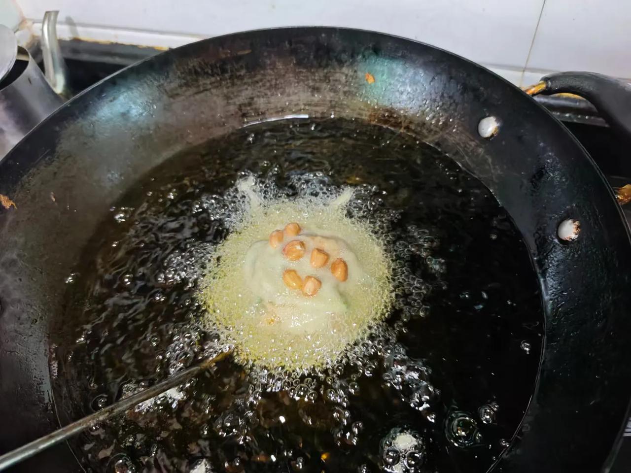 福建的油炸海蛎饼真的超美味。在莆田仙游，逢年过节它就像年糕红团一样必不可少。街边