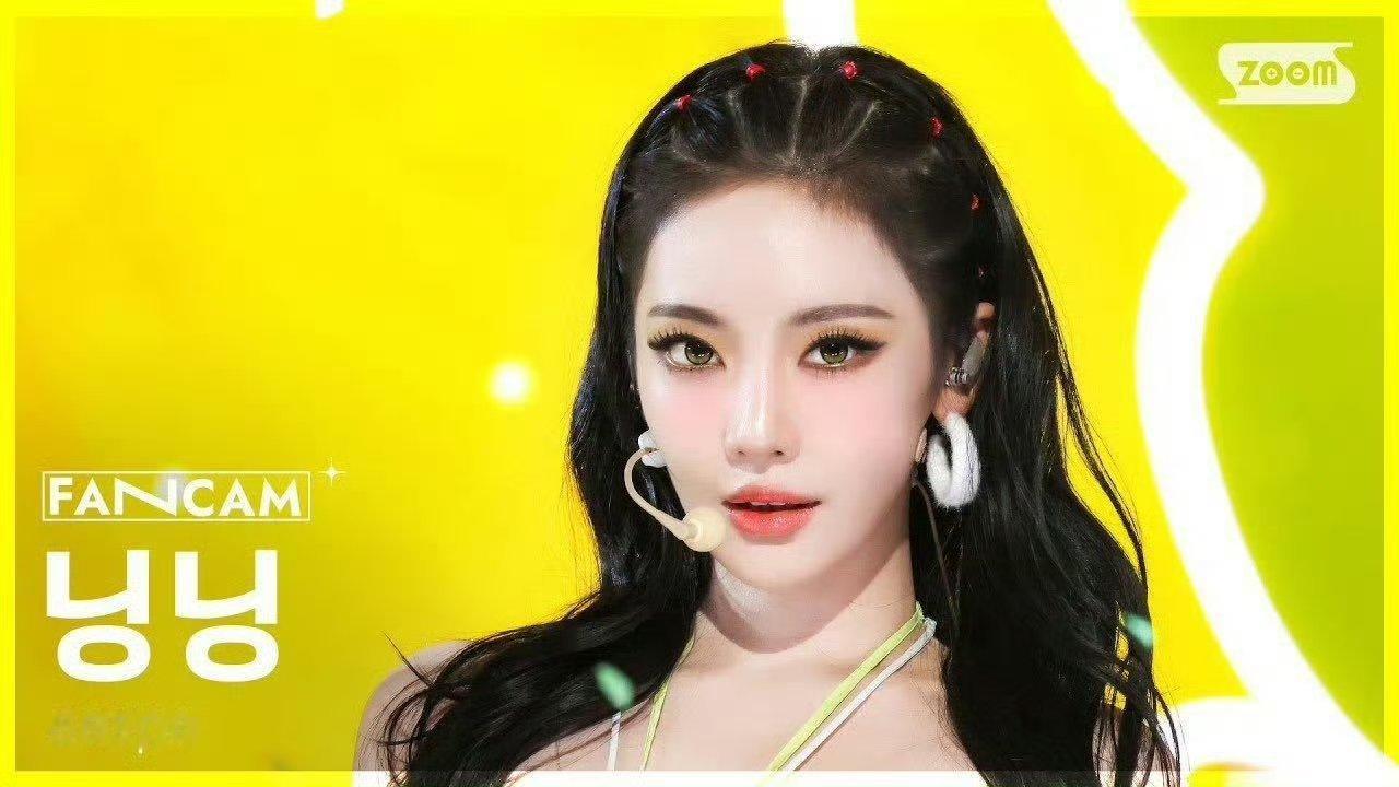 宁艺卓金色下至眼妆啊啊啊啊美绝了！！！猫猫塑伟大