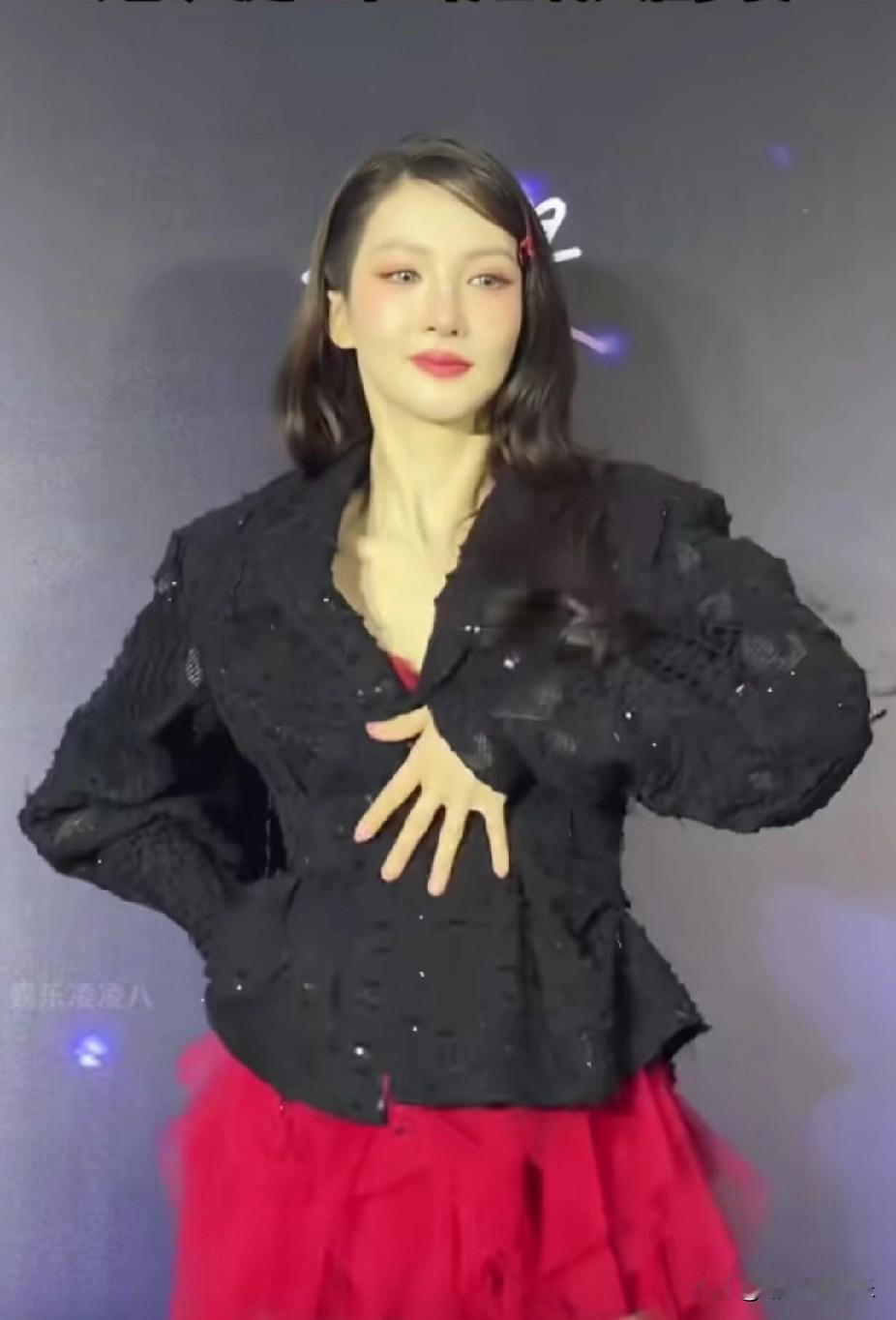 无意间刷到她跳舞的视频，
如果不是有字幕介绍，一时间还真有点脸盲，在脑海里紧急搜