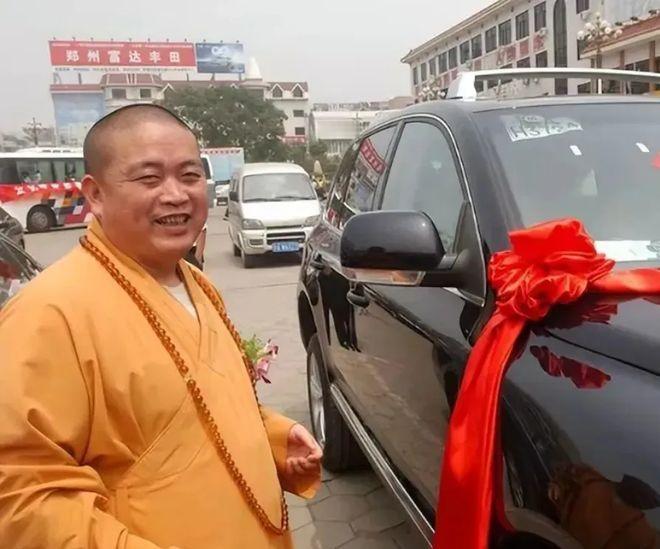 少林寺历史悠久，方丈职位历经变迁。现任方丈释永信为重要管理者，负责寺院日常管理工