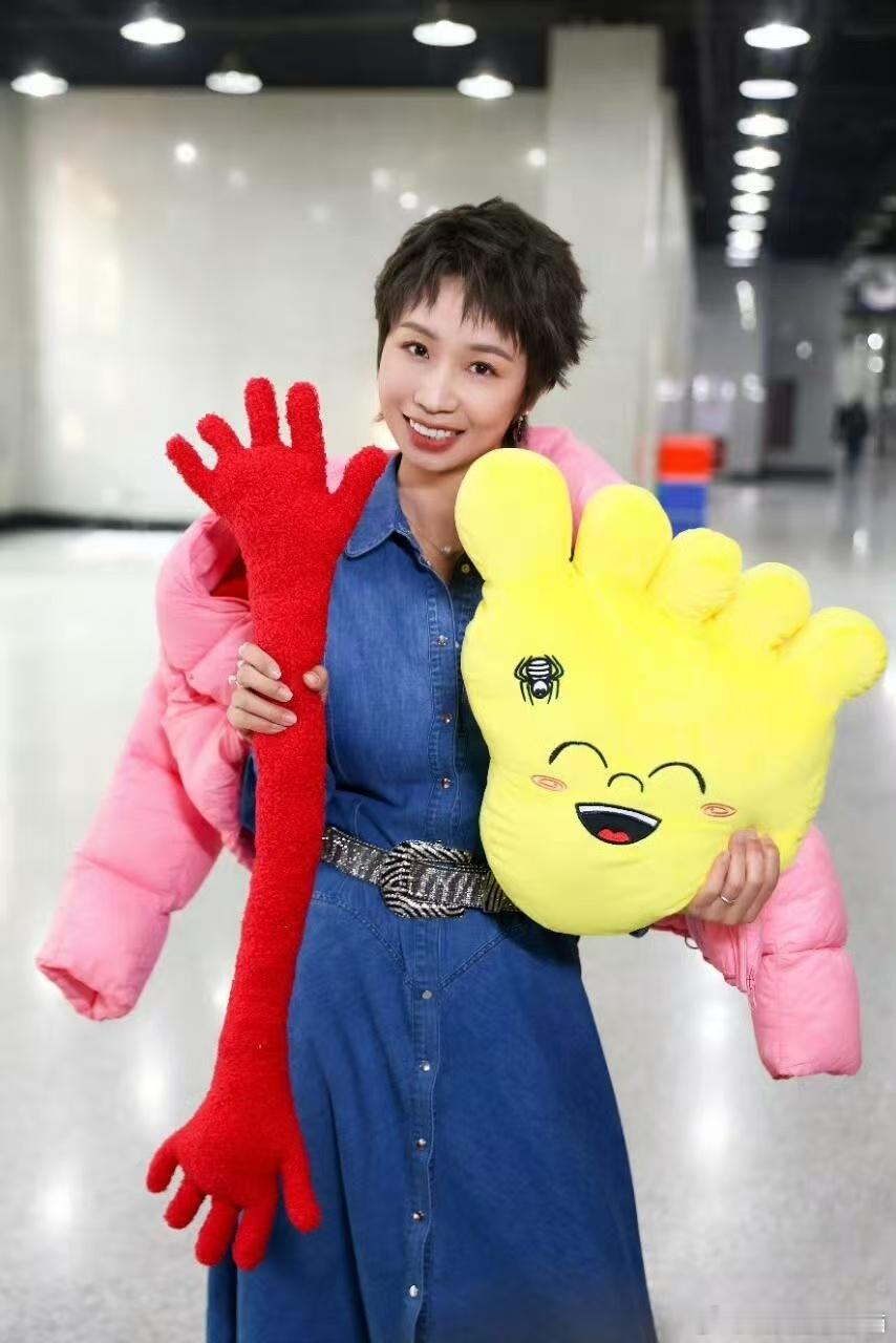 小鹿老公在三个女生中间挨个哄姐姐当家 这段真的又好笑又真实，侄女排练漫才矛盾不断
