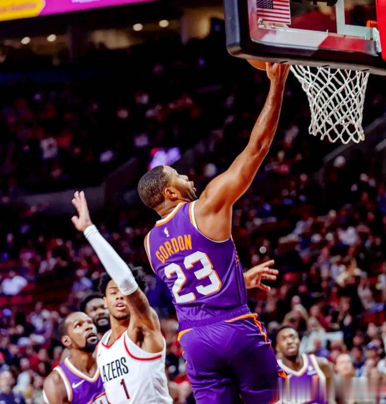 #NBA大实话# 
北京时间10月14日NBA太阳队后卫球员埃里克.戈登接受随队
