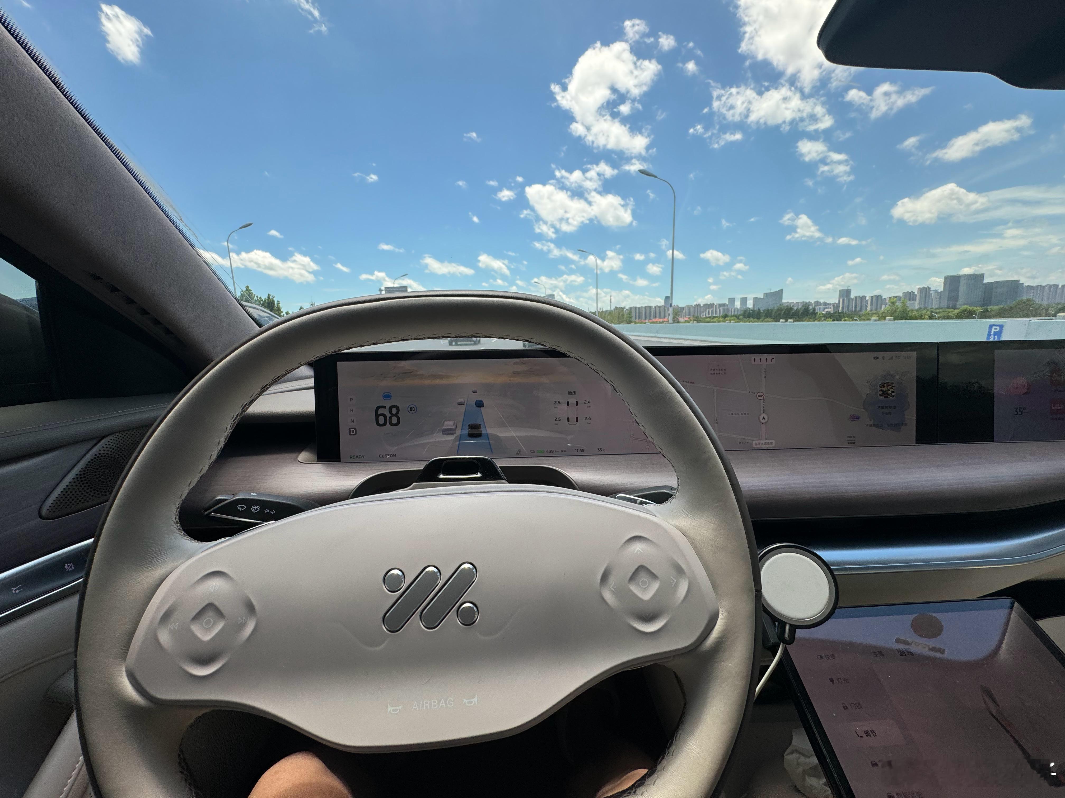 开着100万以内驾控最好的智己L7看着窗外的蓝天白云，好惬意啊就连IMOS屏幕上