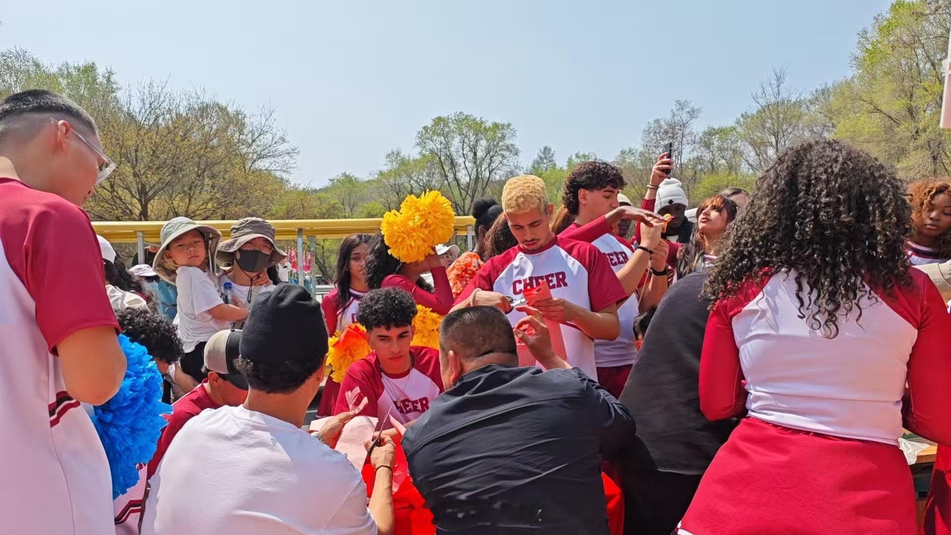 最美萨尔浒 欢乐抚顺行 民间艺人教外国人手艺！剪纸……行走抚顺