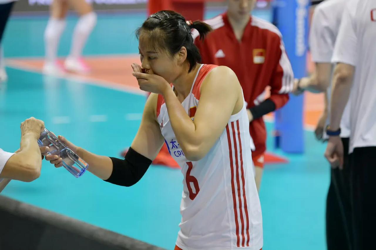 #龚翔宇# 奥预赛第一场，中国女排3-0乌克兰队。龚翔宇9扣1拦，拿到10分。乌