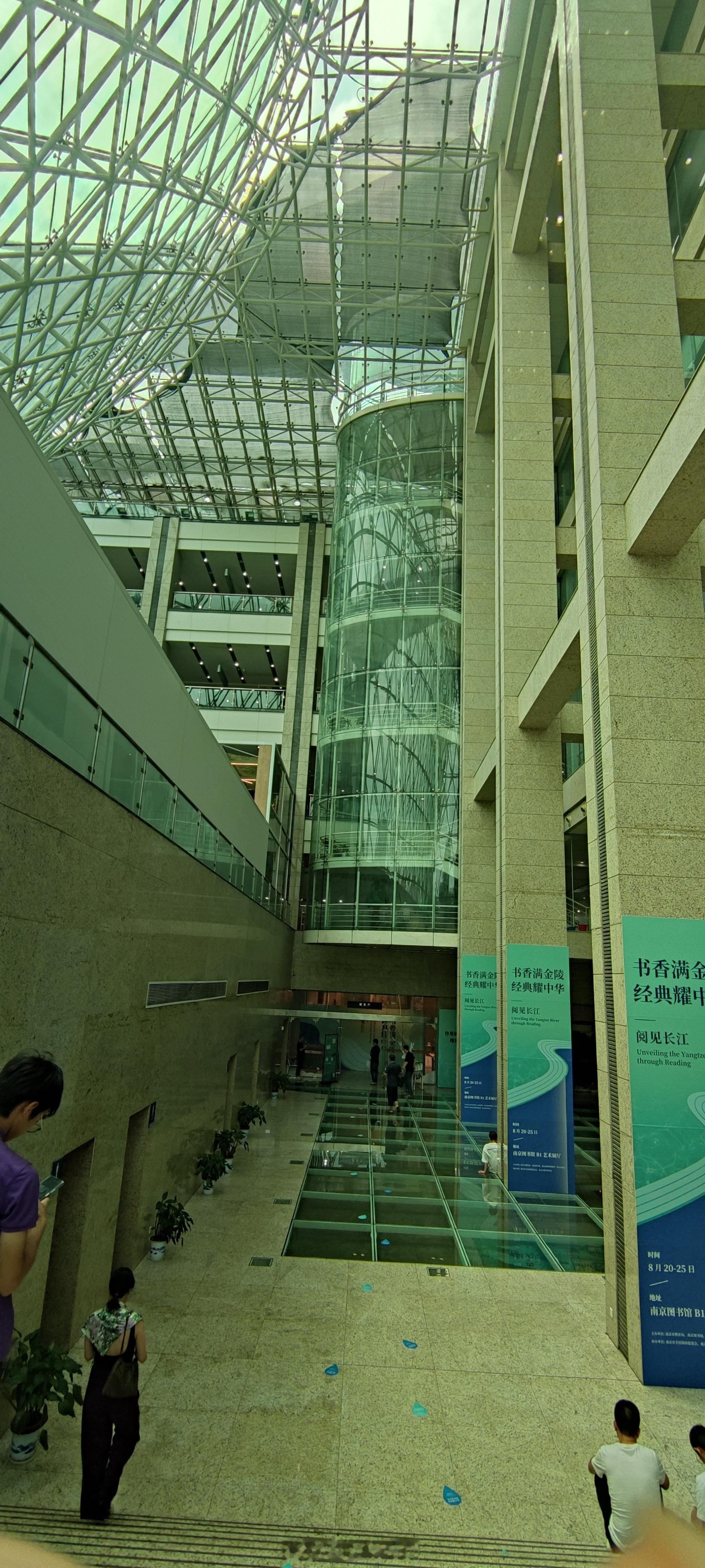 南京图书馆底层有个《书香满金陵 经典耀中华》书展。关于南京的各角度主题图书集合，