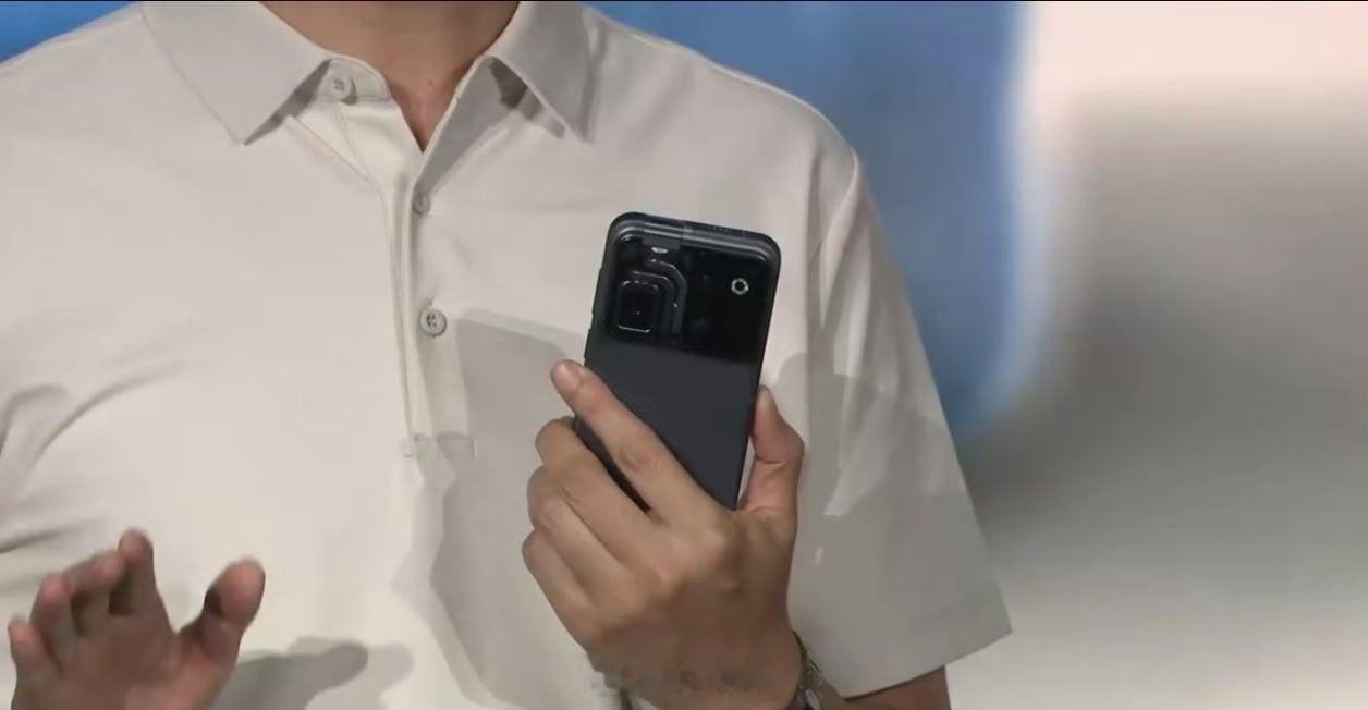 腾势N8L纯电 迪迪虾现场演示居然用的是荣耀Robot Phone，不愧是荣耀啊
