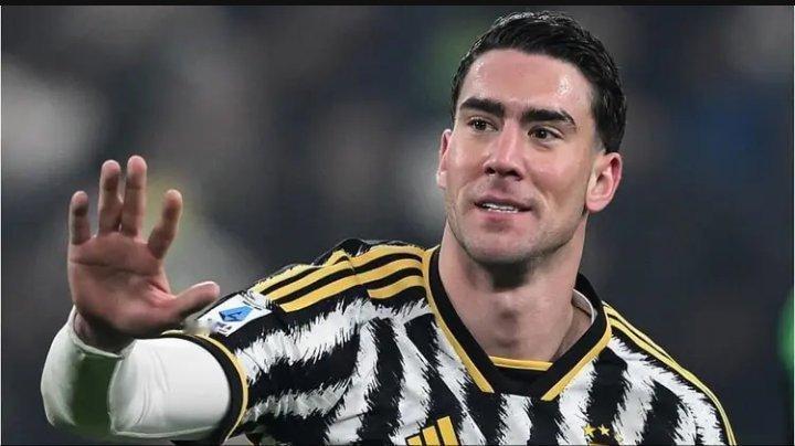 现年24岁的弗拉霍维奇与尤文的现有合同2026年到期，根据此前媒体的报道，这位塞