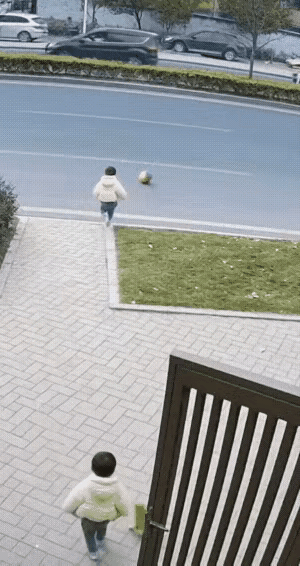 谁说猫咪高冷没灵性？
        这只“救命小猫”用一扑，打脸了多少粗心家长