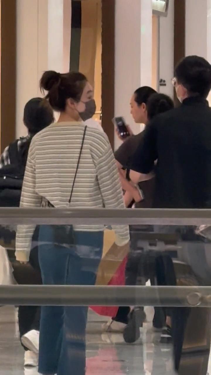 姜妍和老公逛商场偶遇姜妍和老公逛商场 姜妍和老公逛商场，才知道她结婚了 ​​​