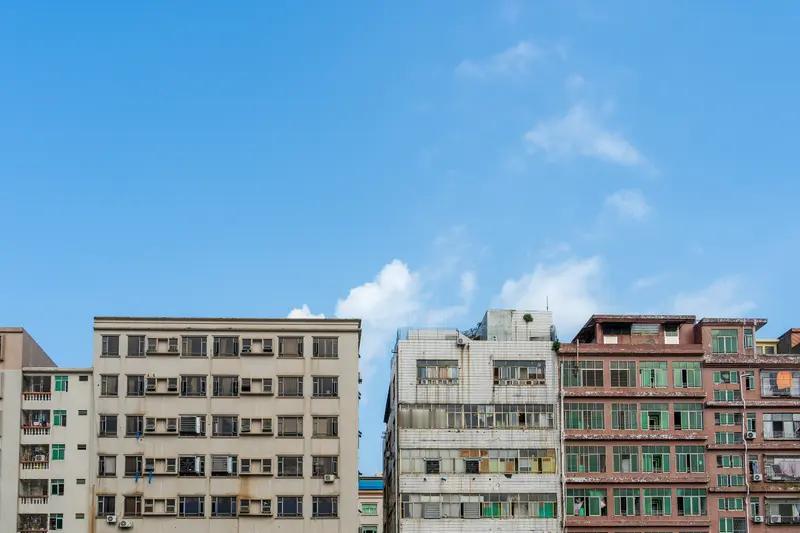 这是在杀熟啊！房东跟租客说房租要从 2000 涨到 2500，租客当时就说不租了