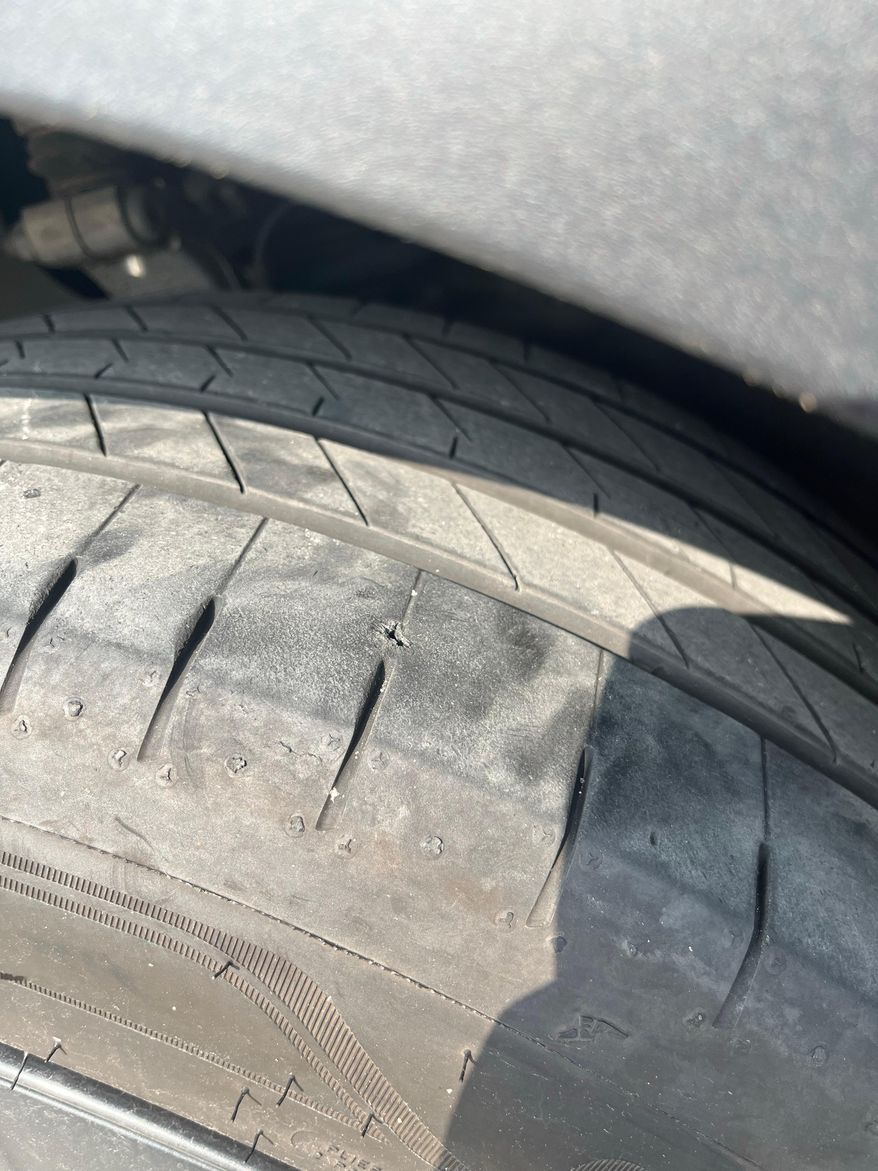 刚发现轮胎被一个碎玻璃扎了，碎玻璃5-6mm长，这应该是某个车祸现场掉落的碎玻璃