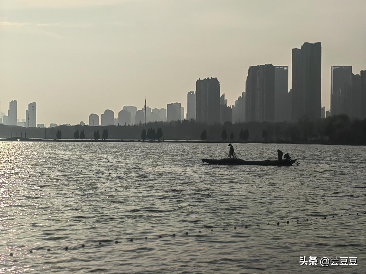 村民好心帮忙处理丧事结果却触电身亡，户主和道士赔偿33万，家属向供电公司索赔60