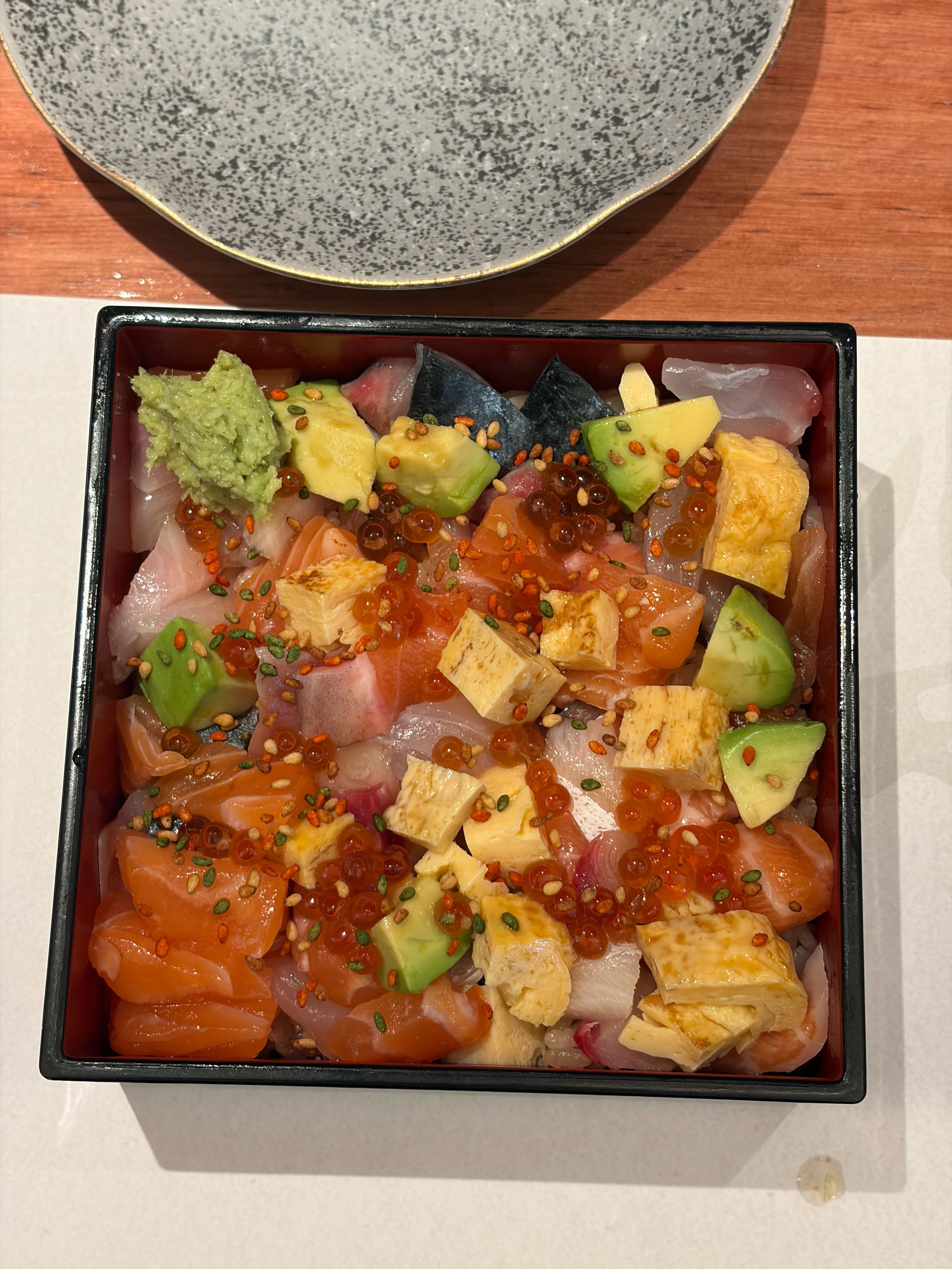 公司附近做OMAKASE的店午餐套餐的角切鱼生饭、外加沙拉、茶碗蒸和味增汤只要6