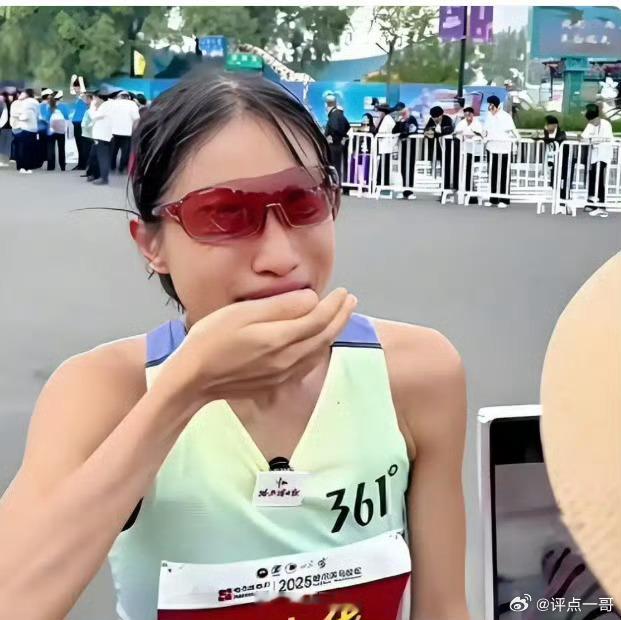 规则底线不容突破 “最快女护士”处分敲响警钟“最快女护士”张水华被处分，根源在于