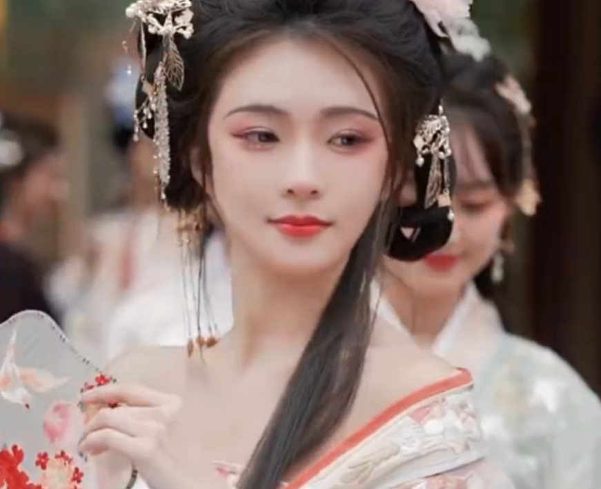 印度女作家批评中国汉服流行，称年轻人沉迷于古代荣光，是看不到希望！彭博社的印度专