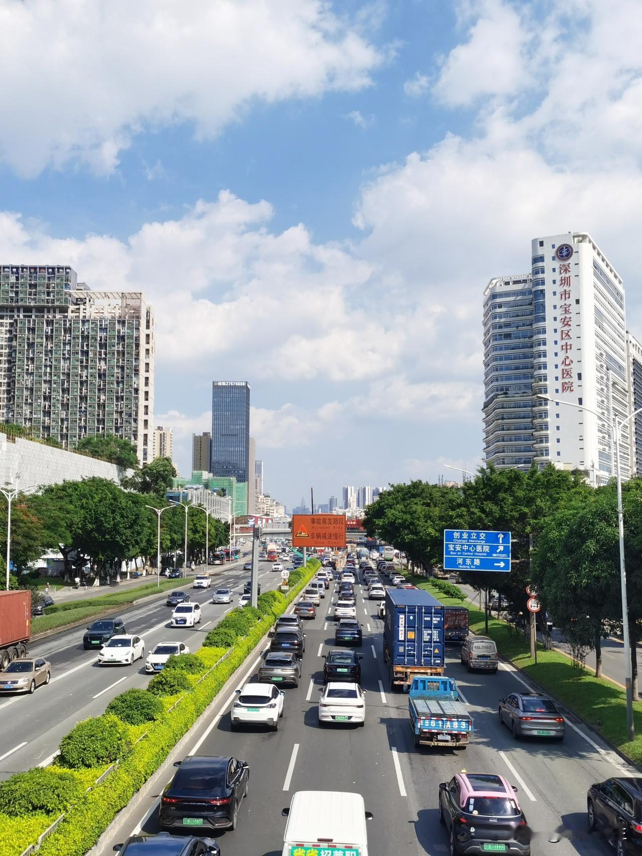 在深圳宝安生活久了，总有一个强烈感受：这十几年，仿佛从未停止过"建设"的节奏。