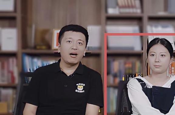 张雪峰在结婚这件事情上，真的蛮匆忙的，很多人直到后来才知道，他和妻子李丽婧并不是