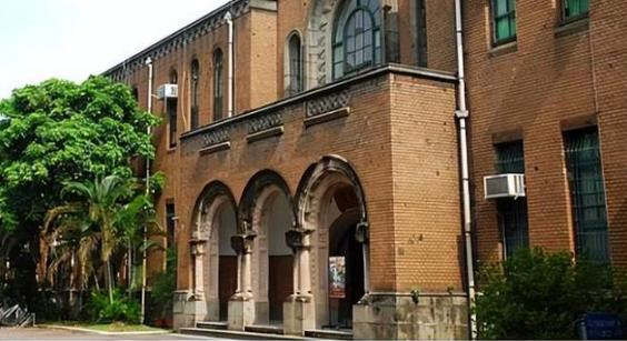 台湾不少饭店餐厅，这几年总能听到带着口音的“欢迎光临”。

年轻外国人端盘子、点