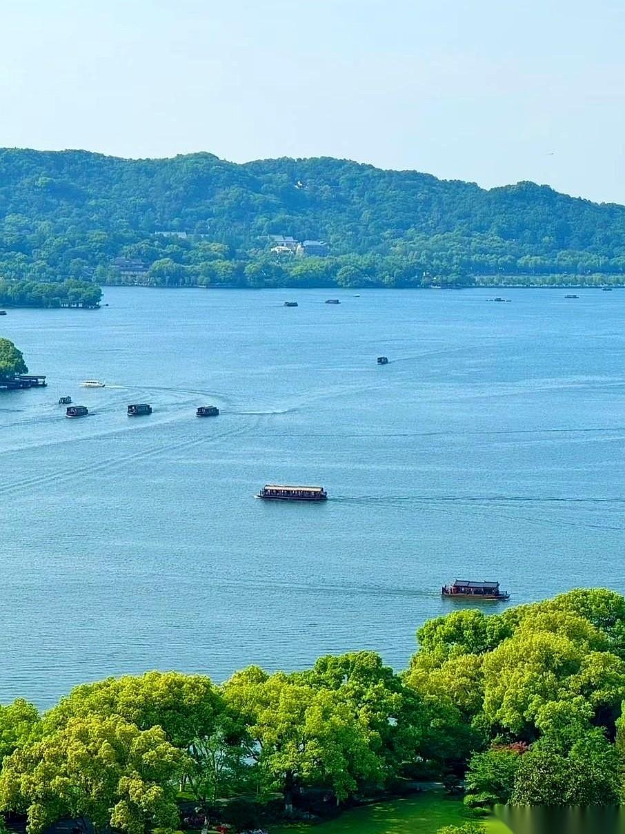 朋友儿子，快三十了，三年没上班。
不是找不到，是不找。毕业后干过一份工，公司倒了