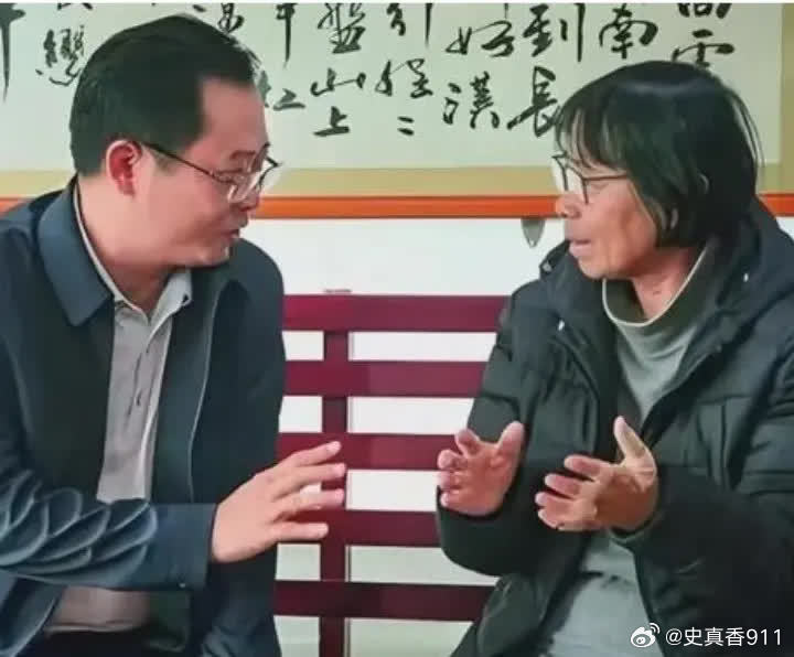 2009年，一位领导到华坪女高视察，发现学生们只能靠青菜果腹，课桌破旧到需要砖头