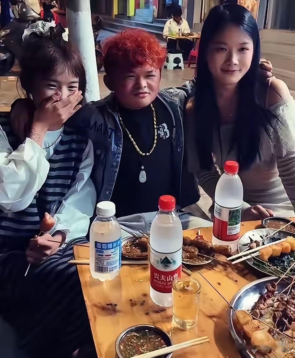 有多少人还记得“小马云”？
网传他身价过亿，因为外貌酷似商业大亨马云而走红，给这
