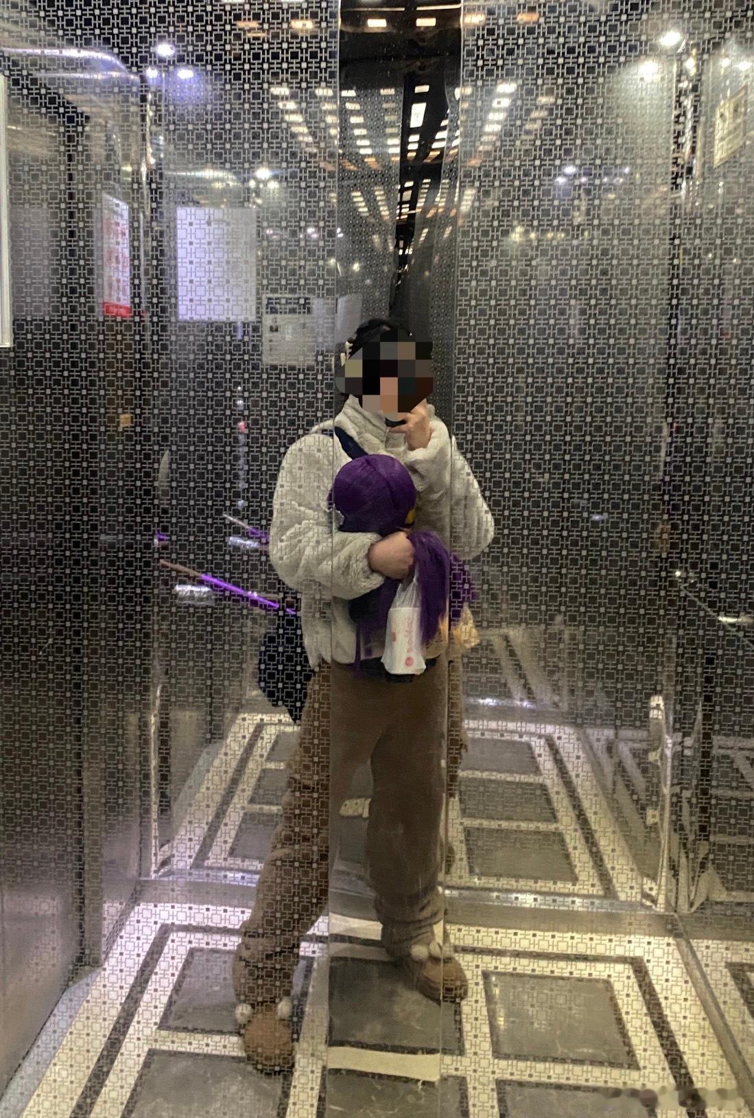 一路默默赶路，到电梯里看了眼……哦……那我突然理解了，为啥路上老有人突然回头看我