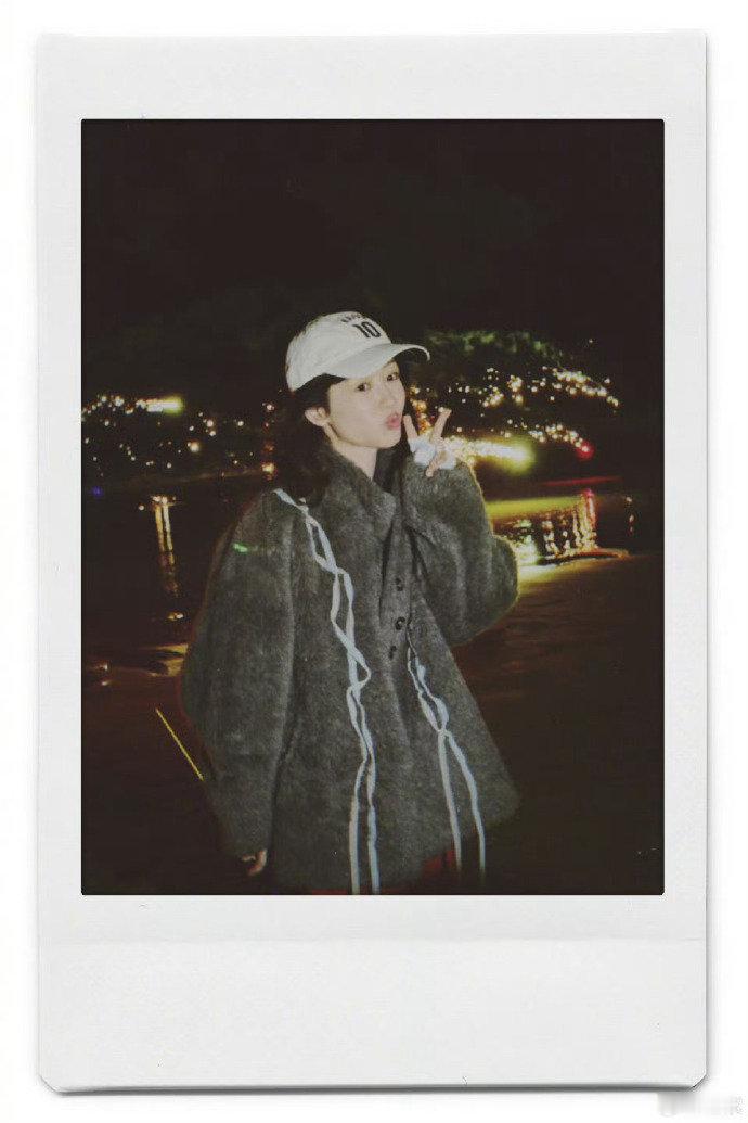 杨紫海边拍立得杨紫海边拍立得也太会了吧！烟花大海爱心，这氛围感直接拉满！杨紫分享