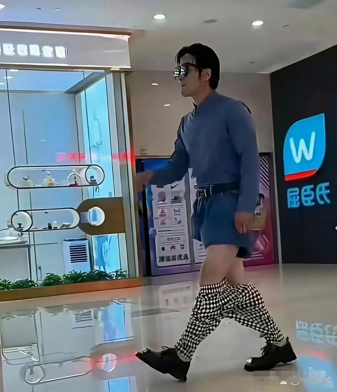 黄晓明商场造型翻车！短裙配格纹长袜，另类穿搭看懵路人