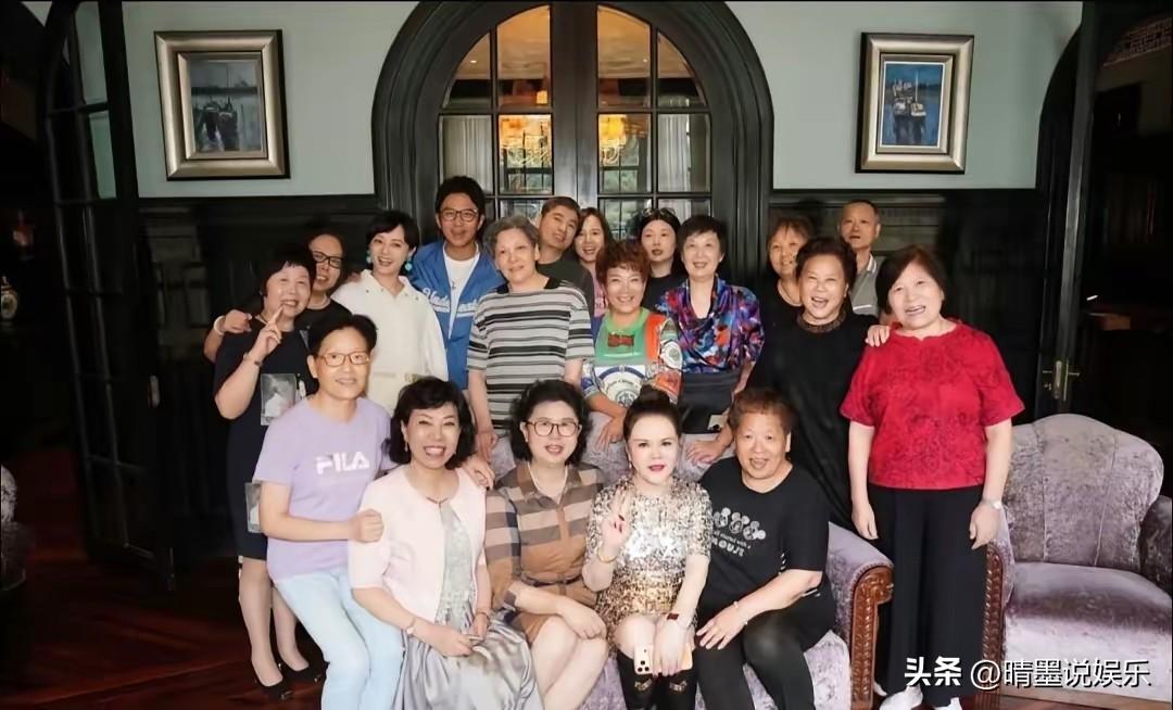 难怪孙俪长得这么漂亮，
原来是美貌基因的传承啊！
孙俪邓超近日参加了孙俪妈妈的生