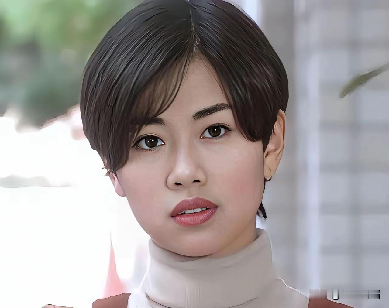 她的长相不是攻击性的惊艳，而是自带一种清新干净的书卷气：圆圆的脸蛋、清澈的大眼睛