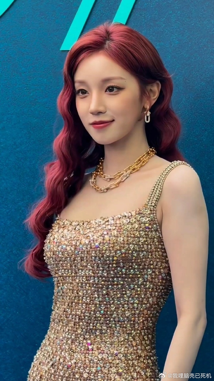 宋雨琦彩宝鎏金裙红发大波浪宋雨琦红色波浪卷 宋雨琦红色波浪卷，宋雨琦彩宝鎏金裙红