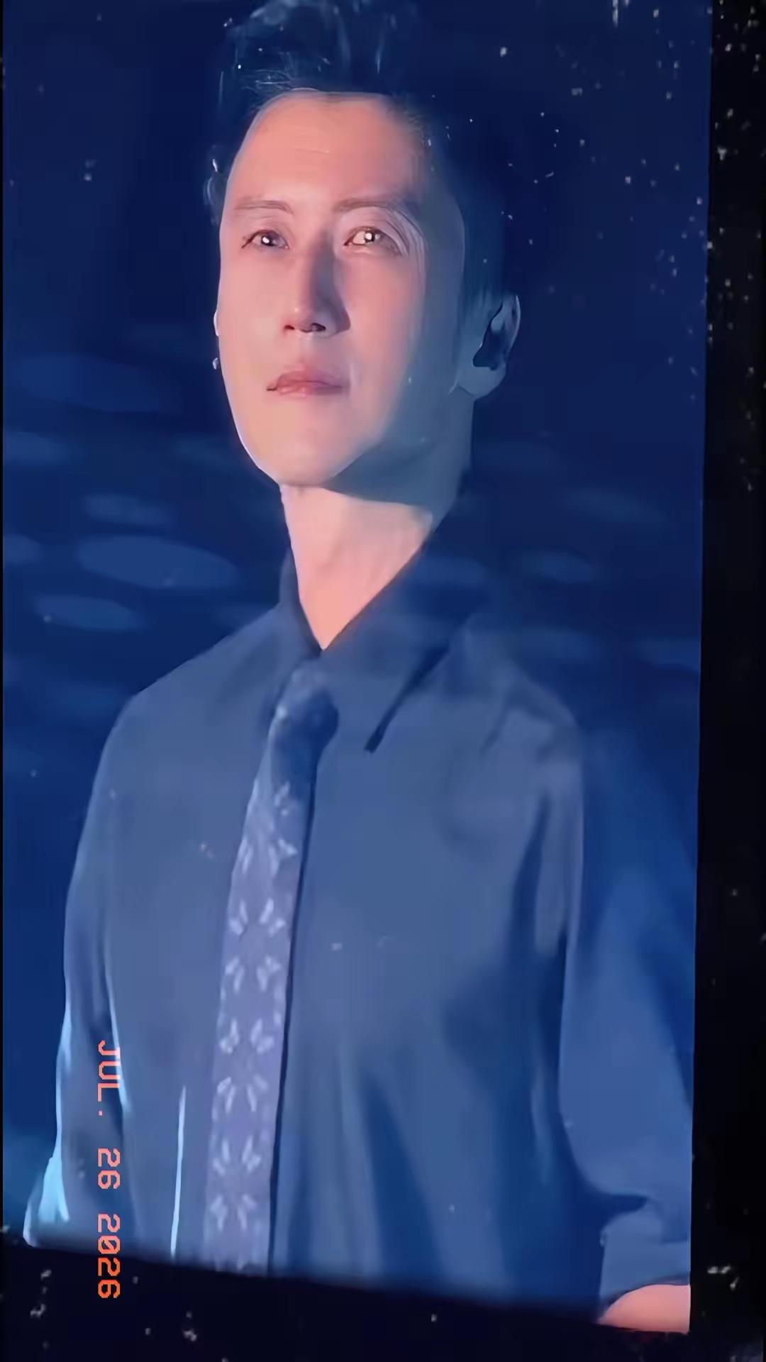 果然，谢霆锋还是在演唱会上哭了，不是因为亲爹刚走，而是因为全场粉丝们很多都穿上了
