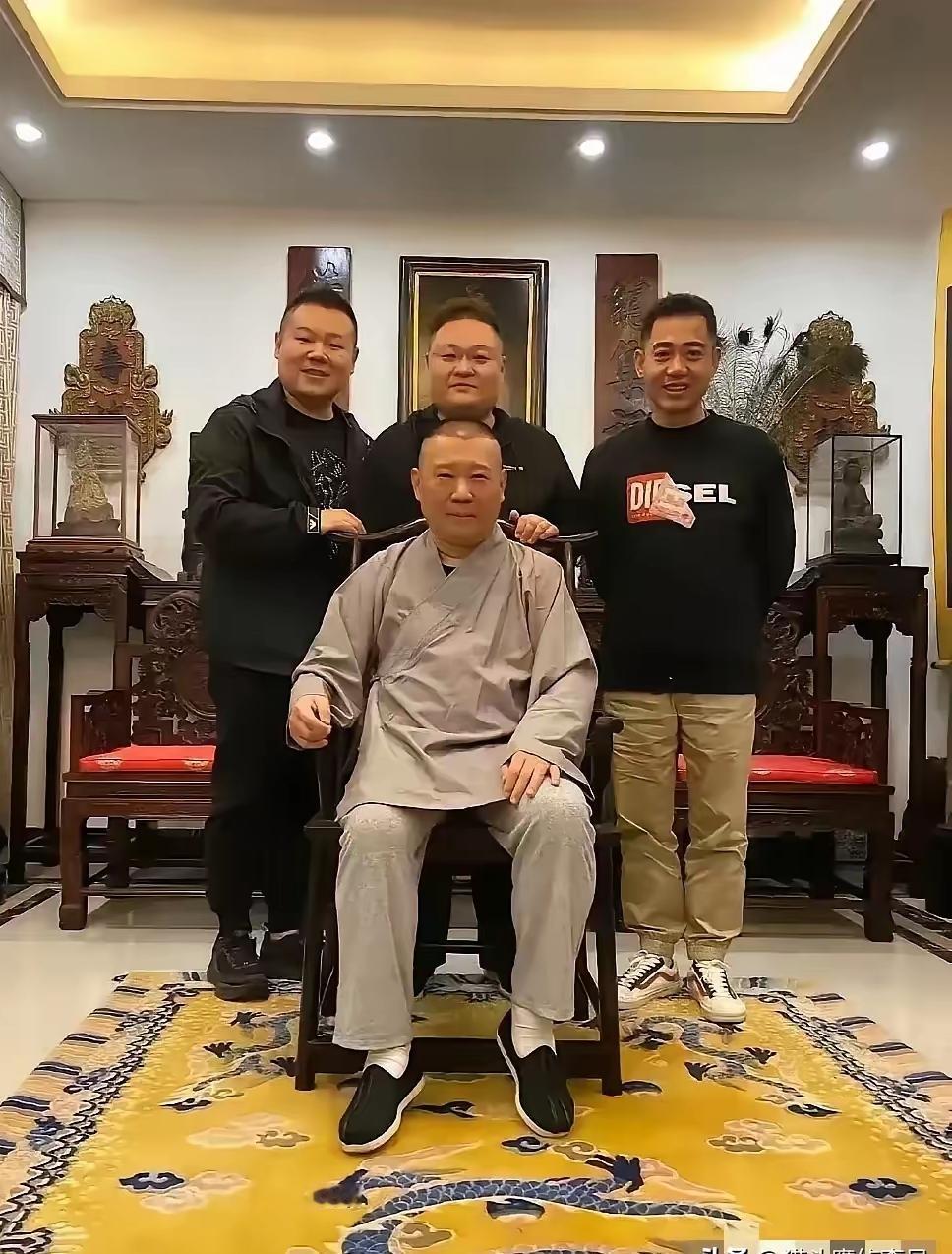 怪不得一万双眼睛盯着郭德纲呢？你看看他脚踩的地毯，花纹竟然是龙！龙在我们的文化中
