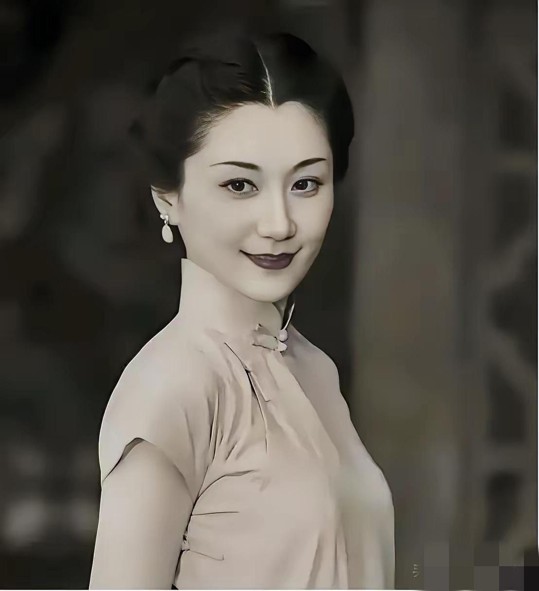 1930年，杜月笙的发妻沈月英，和表哥私会，云雨过后，她含泪嘱咐表哥：你今夜就离