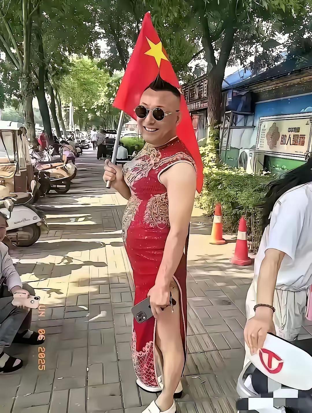 每年高考的时候，都有一些奇葩的行为。不知道这些孩子回怎么想，考试成绩是靠家长的旗