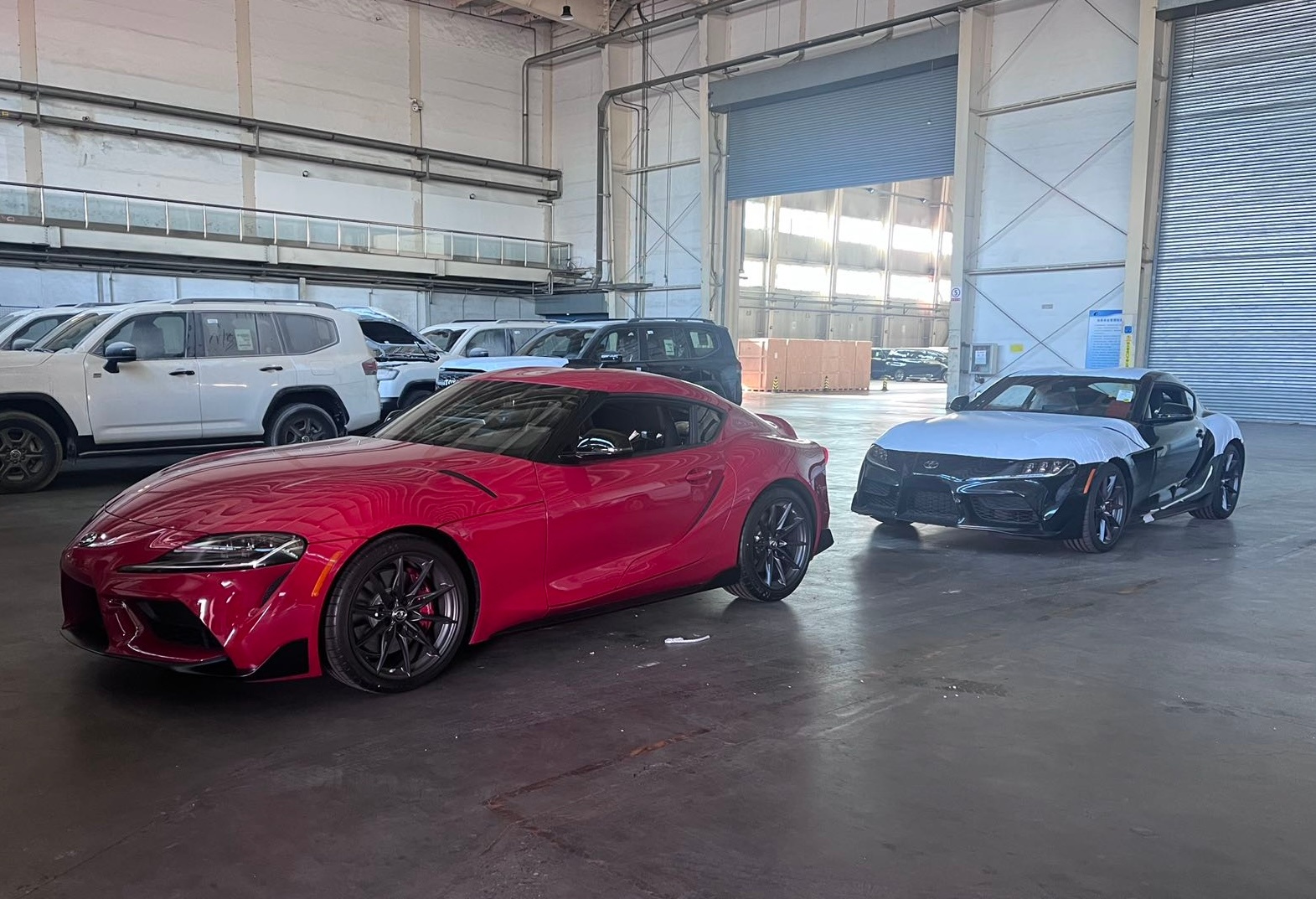 今日拆箱，GR Supra白色，红色，到货目前现货有蓝色，黑色一月中可交付的有 