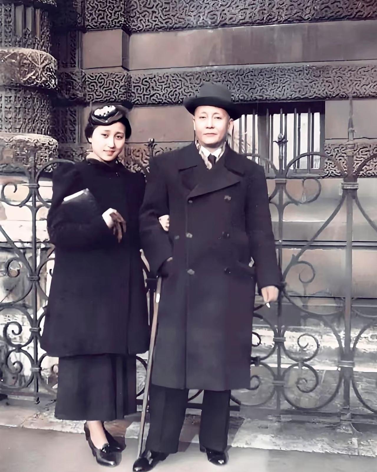 一九三六年，在法国巴黎的蒋英与她的父亲蒋百里。这可不是演戏，而是当时蒋英与她的父