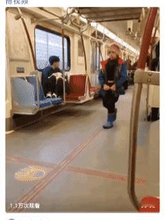 加拿大多伦多地铁二号线一幕......
印度人在欧美街头公开大小便，你都不知道这