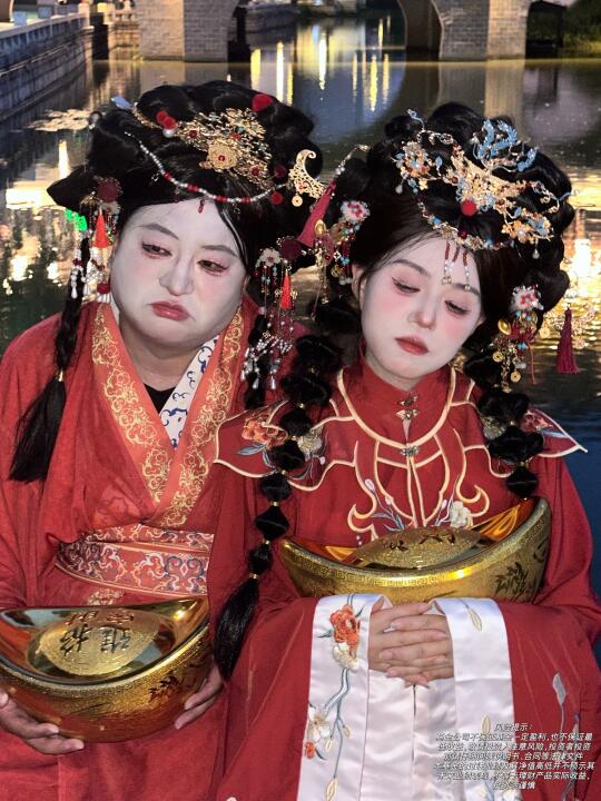 我爸妈背着我偷偷拍的：双生花写真…
