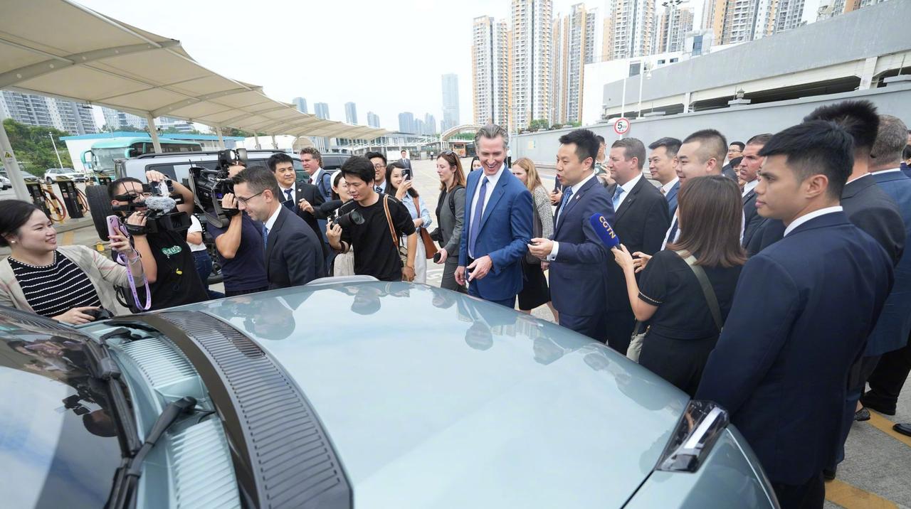 加州州长纽森访问深圳，他试驾了比亚迪仰望U8，在体验了无人驾级自动掉头技术后表示